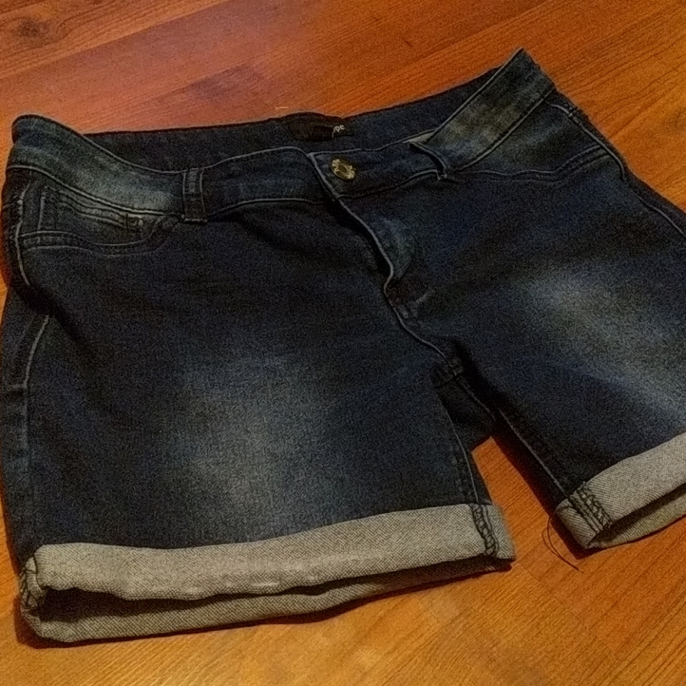 Shorts - Picture 2 of 3